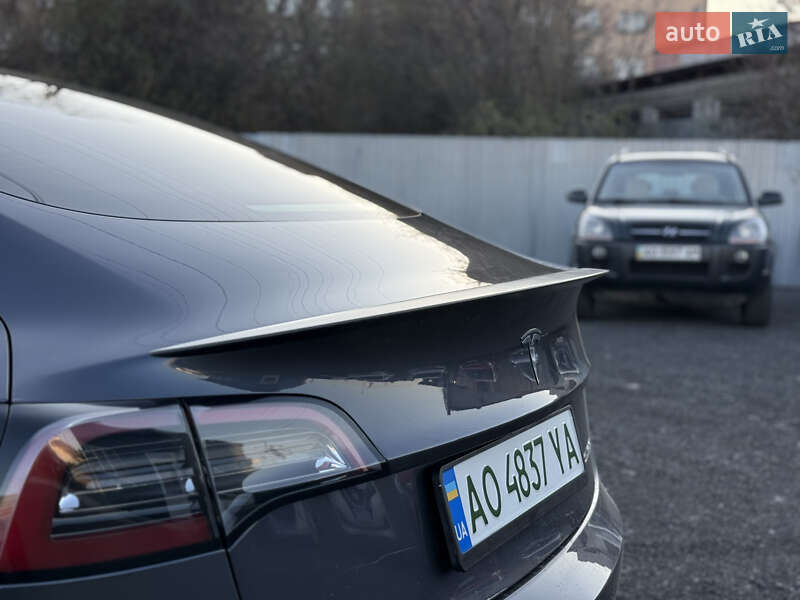 Седан Tesla Model 3 2023 в Ужгороде