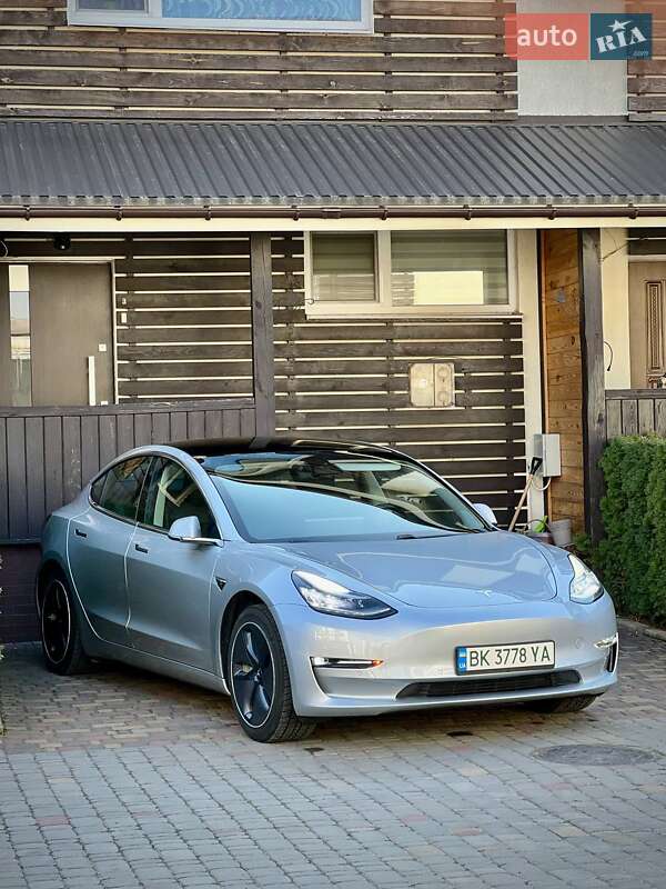 Седан Tesla Model 3 2018 в Рівному