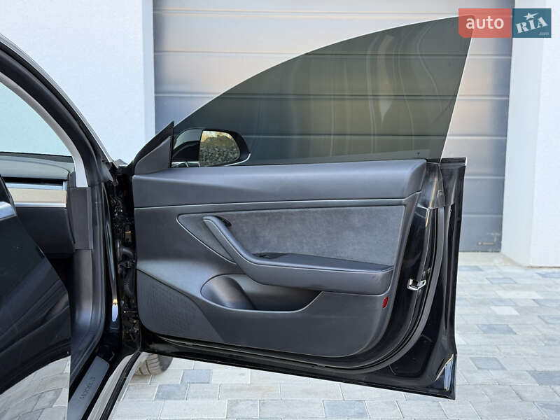 Седан Tesla Model 3 2019 в Ужгороде