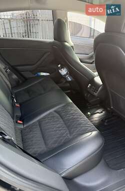 Седан Tesla Model 3 2020 в 
