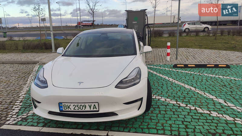Седан Tesla Model 3 2020 в Киеве