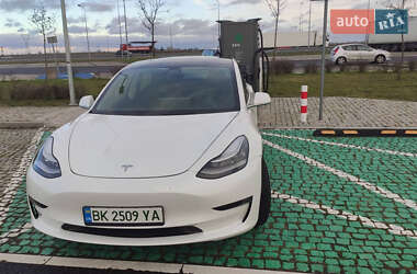 Седан Tesla Model 3 2020 в 