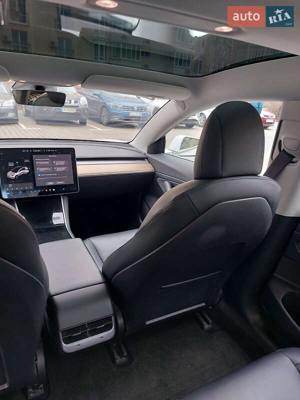 Седан Tesla Model 3 2020 в Киеве