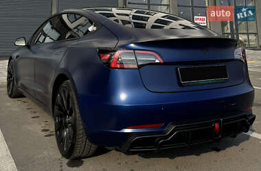 Седан Tesla Model 3 2022 в 