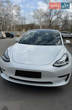 Седан Tesla Model 3 2022 в 