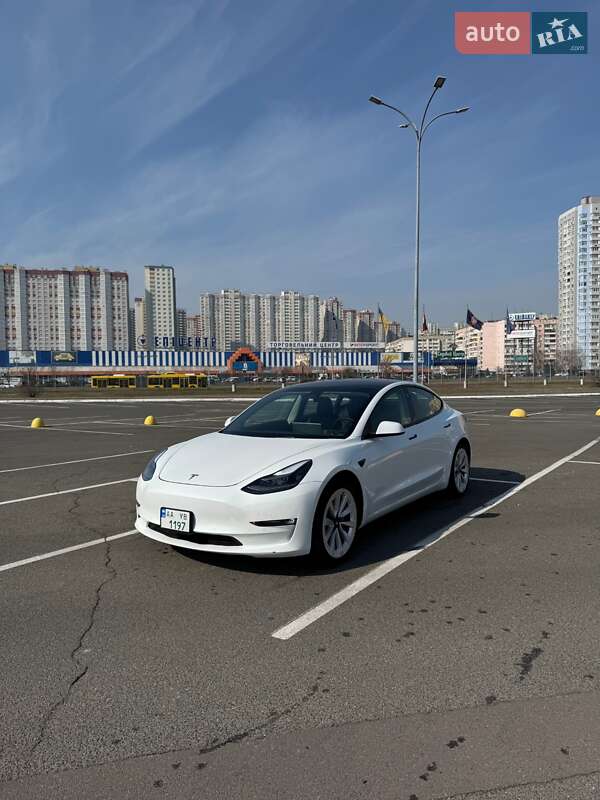 Седан Tesla Model 3 2022 в 