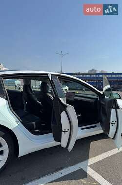 Седан Tesla Model 3 2022 в 