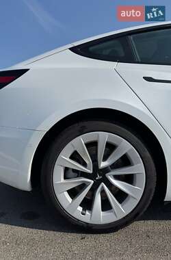 Седан Tesla Model 3 2022 в 