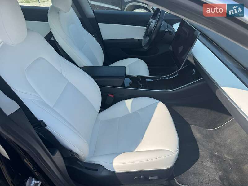 Седан Tesla Model 3 2018 в Самборі