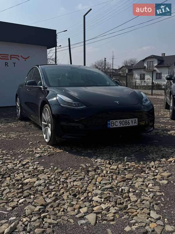 Седан Tesla Model 3 2018 в Самборі