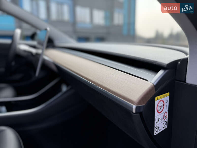 Седан Tesla Model 3 2019 в Рівному