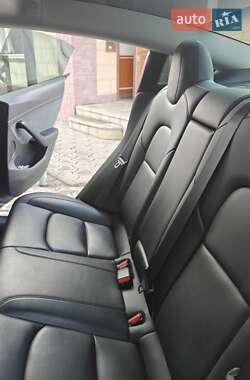 Седан Tesla Model 3 2023 в 