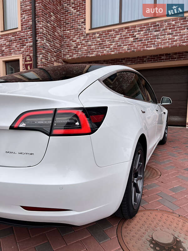 Седан Tesla Model 3 2020 в Черновцах