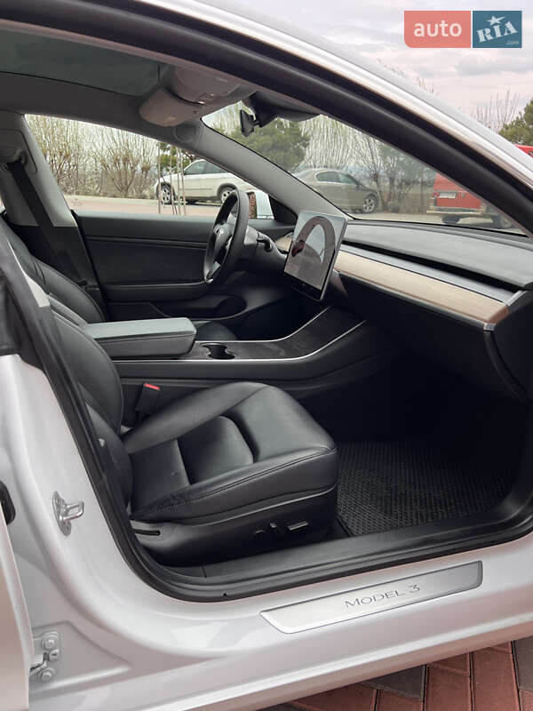 Седан Tesla Model 3 2020 в Черновцах