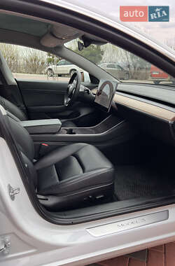 Седан Tesla Model 3 2020 в 