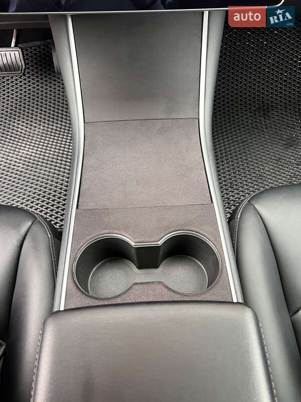 Седан Tesla Model 3 2020 в Черновцах