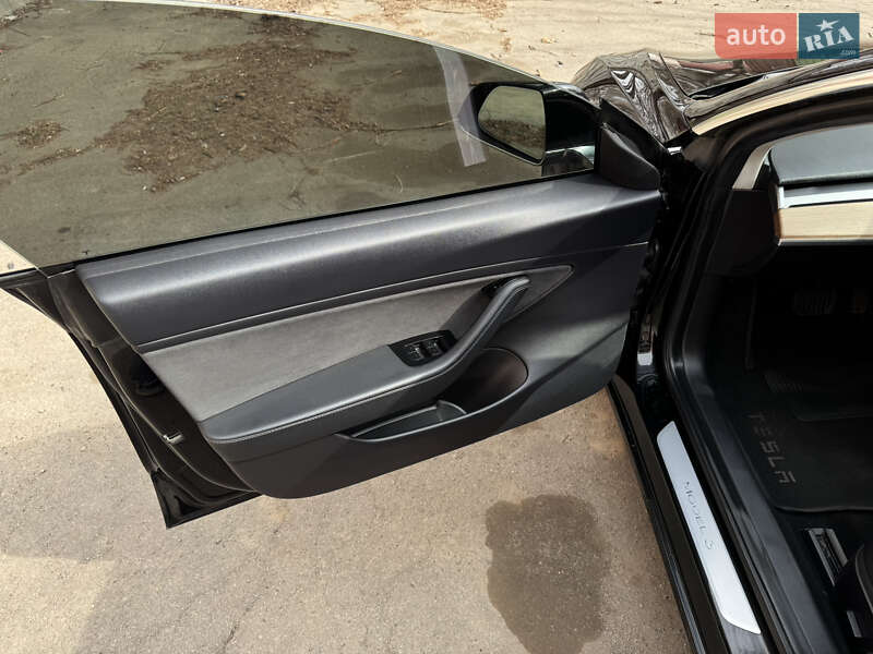 Седан Tesla Model 3 2019 в Киеве