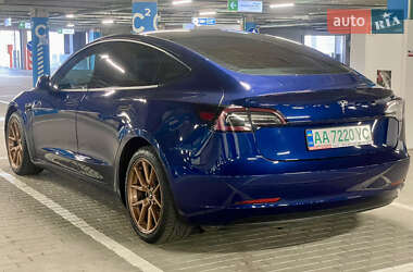Седан Tesla Model 3 2022 в 