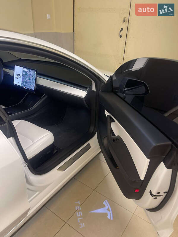 Седан Tesla Model 3 2020 в Києві