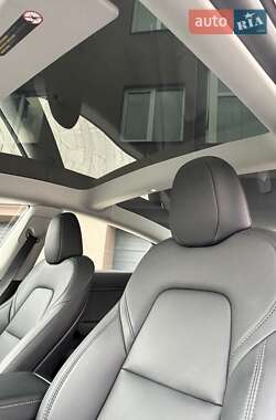 Седан Tesla Model 3 2023 в 