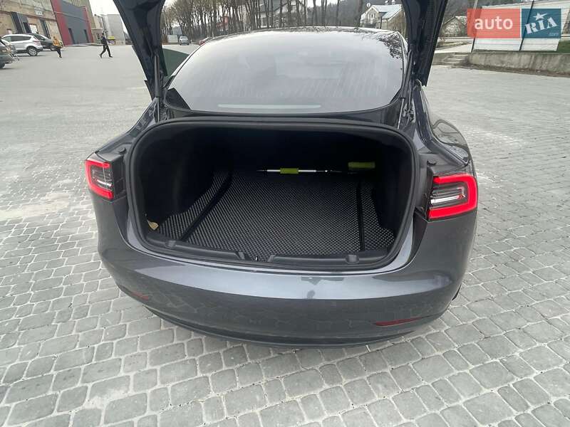 Седан Tesla Model 3 2019 в Львове