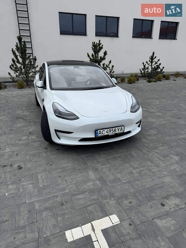Седан Tesla Model 3 2023 в Луцьку