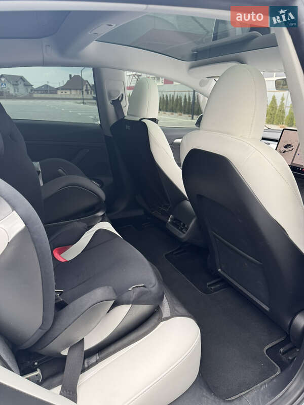 Седан Tesla Model 3 2023 в Луцьку