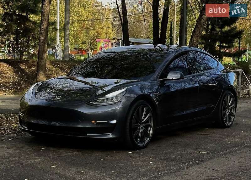 Седан Tesla Model 3 2023 в 