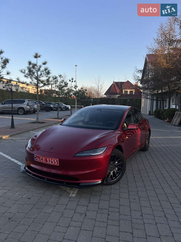 Седан Tesla Model 3 2024 в 