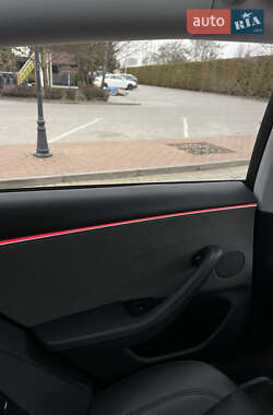 Седан Tesla Model 3 2024 в 