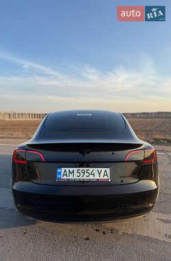 Седан Tesla Model 3 2023 в 