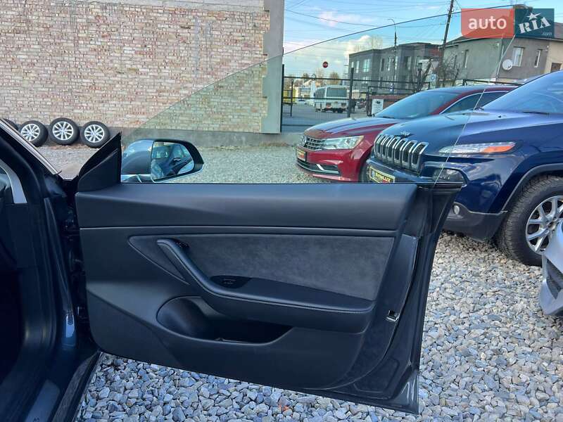 Седан Tesla Model 3 2020 в Коломиї