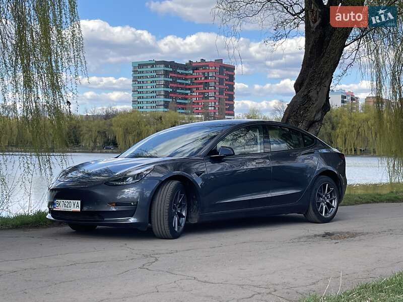 Седан Tesla Model 3 2022 в Ровно