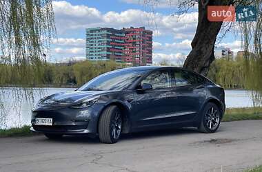 Седан Tesla Model 3 2022 в 