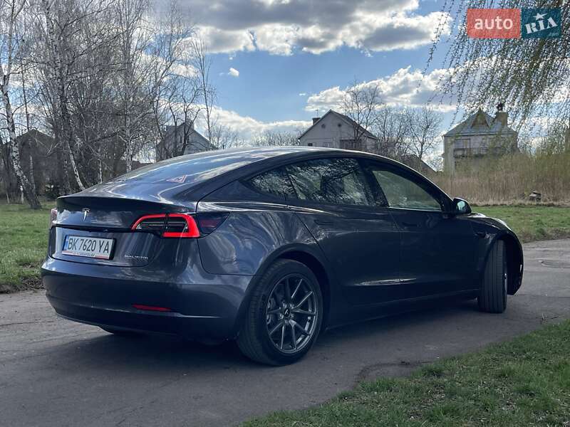 Седан Tesla Model 3 2022 в Рівному