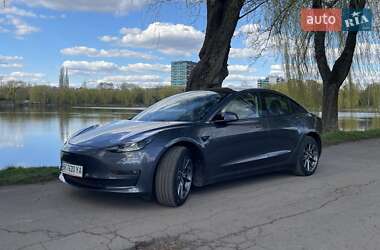Седан Tesla Model 3 2022 в 
