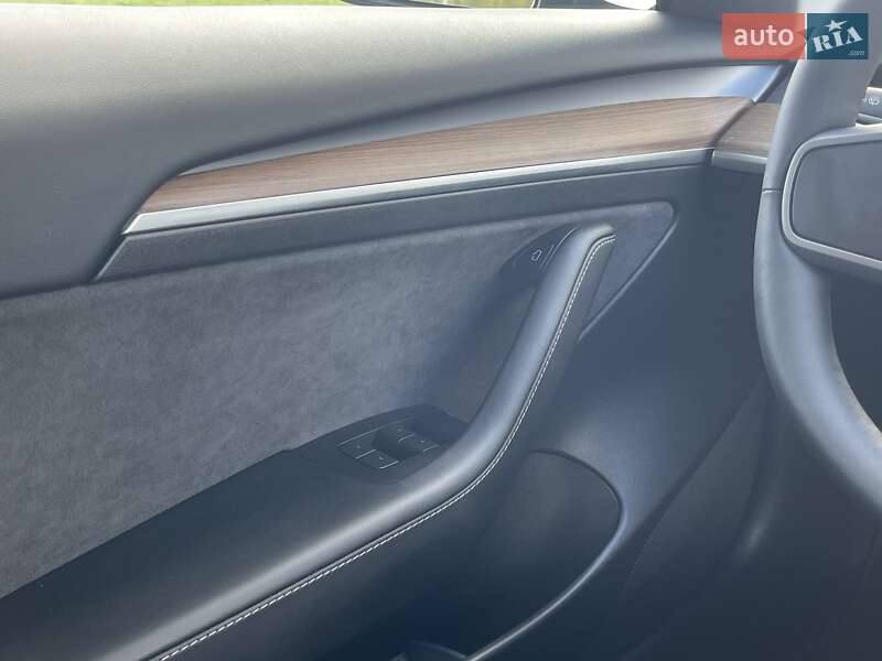 Седан Tesla Model 3 2022 в Ровно