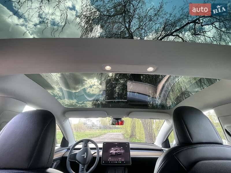 Седан Tesla Model 3 2022 в Ровно