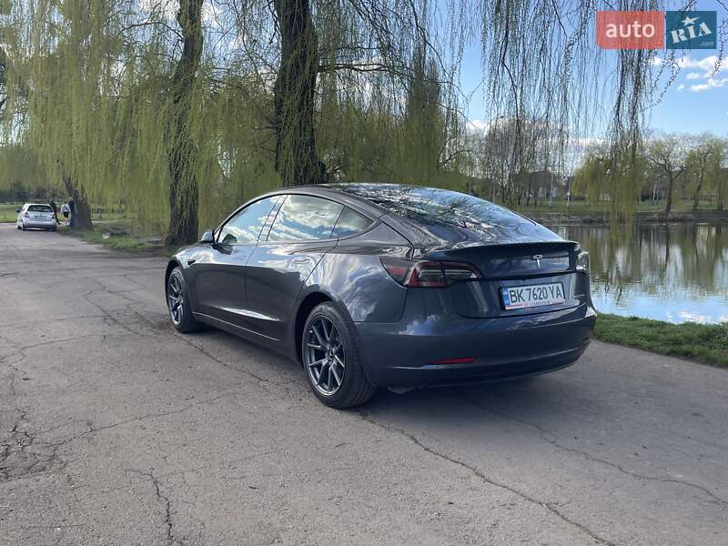 Седан Tesla Model 3 2022 в Ровно