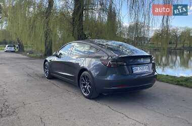 Седан Tesla Model 3 2022 в 
