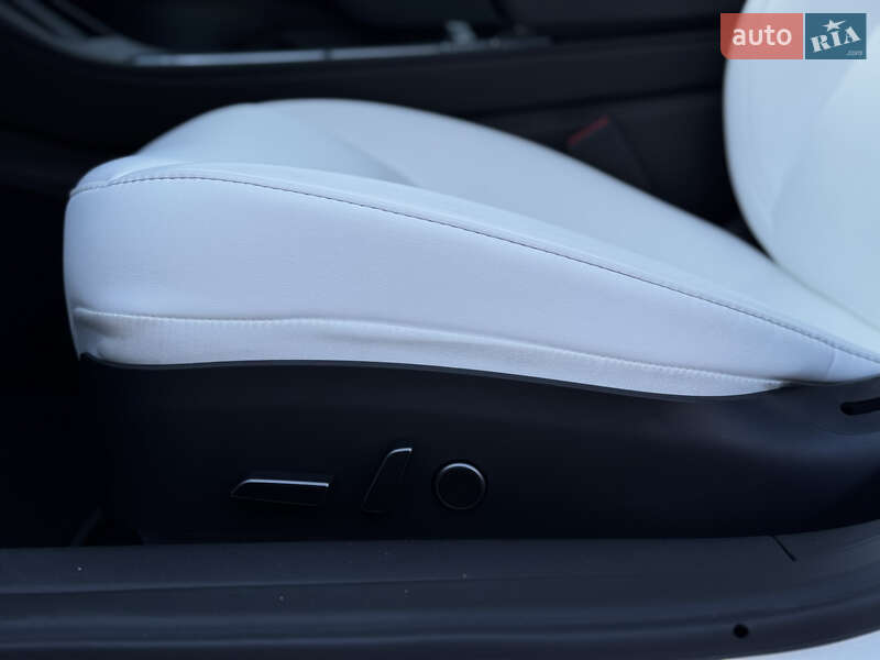Седан Tesla Model 3 2023 в Житомирі