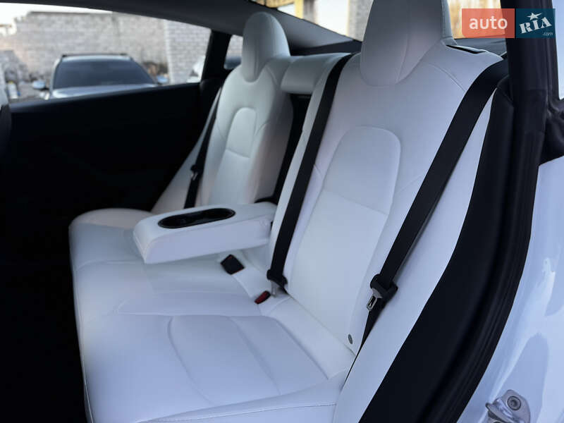 Седан Tesla Model 3 2023 в Житомирі