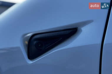Седан Tesla Model 3 2023 в 