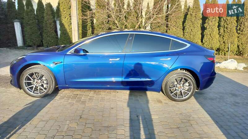 Седан Tesla Model 3 2019 в Львове
