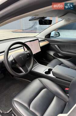 Седан Tesla Model 3 2021 в 