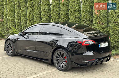 Седан Tesla Model 3 2022 в 