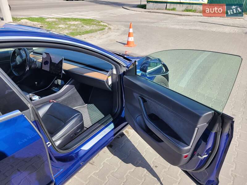 Седан Tesla Model 3 2019 в Киеве