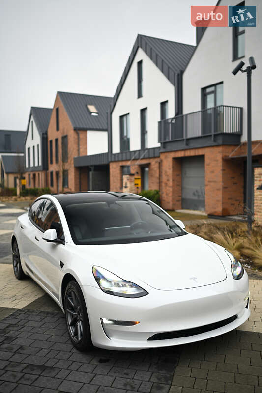Седан Tesla Model 3 2022 в Львове