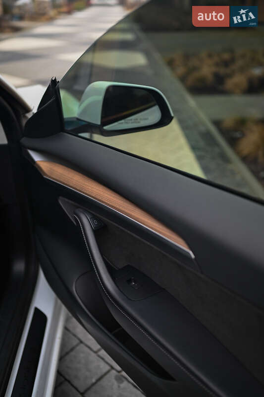 Седан Tesla Model 3 2022 в Львове