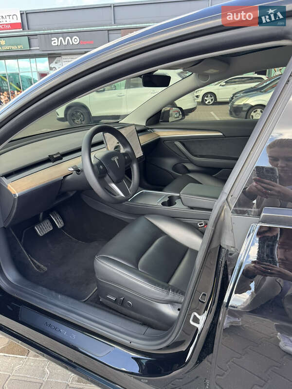 Седан Tesla Model 3 2021 в Киеве